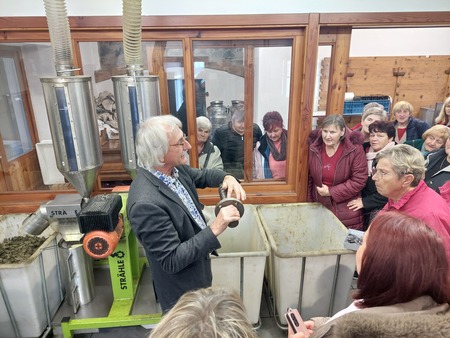 Hanzi Mikl razlaga tehnologijo priprave olj